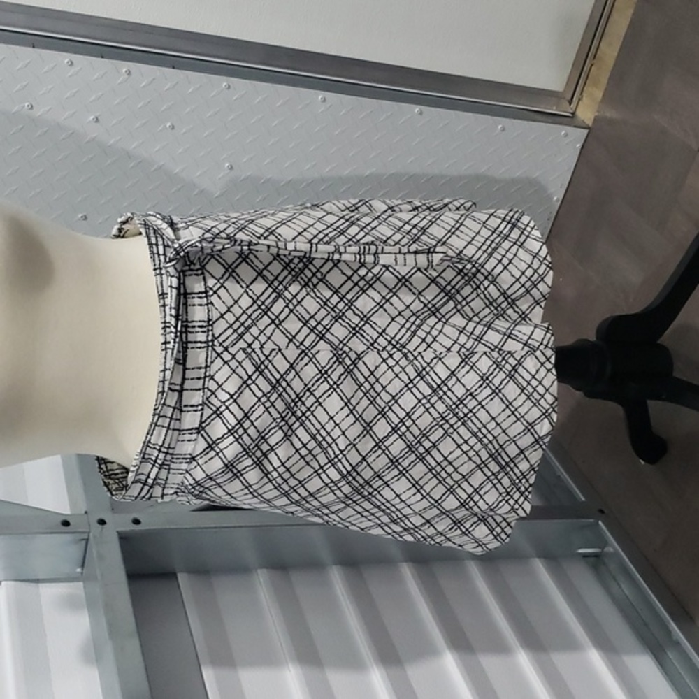 Merona brand Black and white skirt size 6